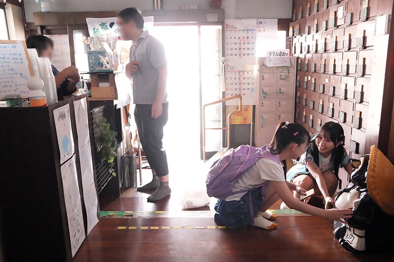 銭湯で見知らぬおじさんのおちんちんをワザと勃起させてもてあそぶ痴女っ子たち。｜エロ動画・アダルトビデオ｜FANZA動画 002