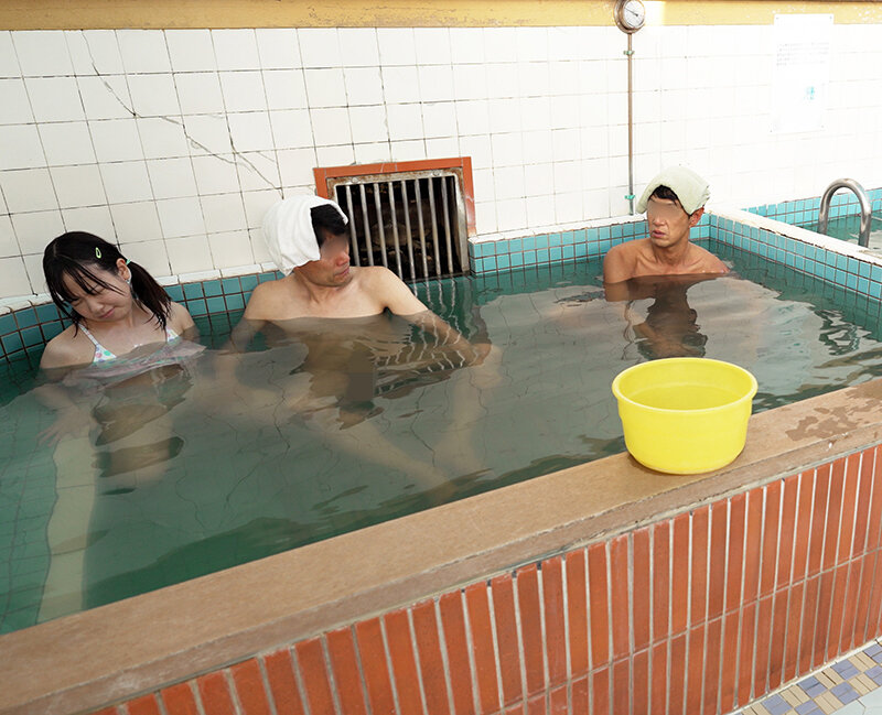 銭湯で見知らぬおじさんのおちんちんをワザと勃起させてもてあそぶ痴女っ子たち。｜エロ動画・アダルトビデオ｜FANZA動画 017