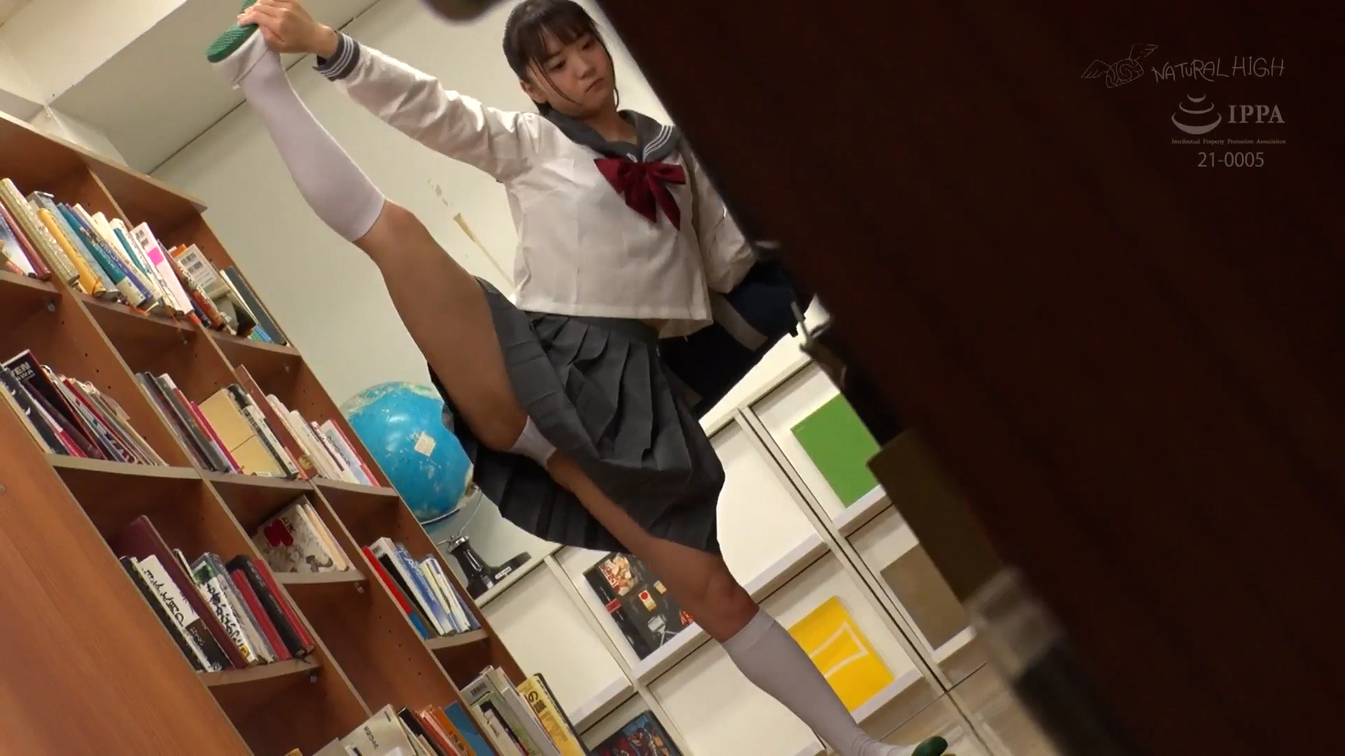 図書館で声も出せず糸引くほど愛液が溢れ出す敏感娘30 ロングヒット記念！全裸オイル羞恥315分SP｜エロ動画・アダルトビデオ｜FANZA動画 022