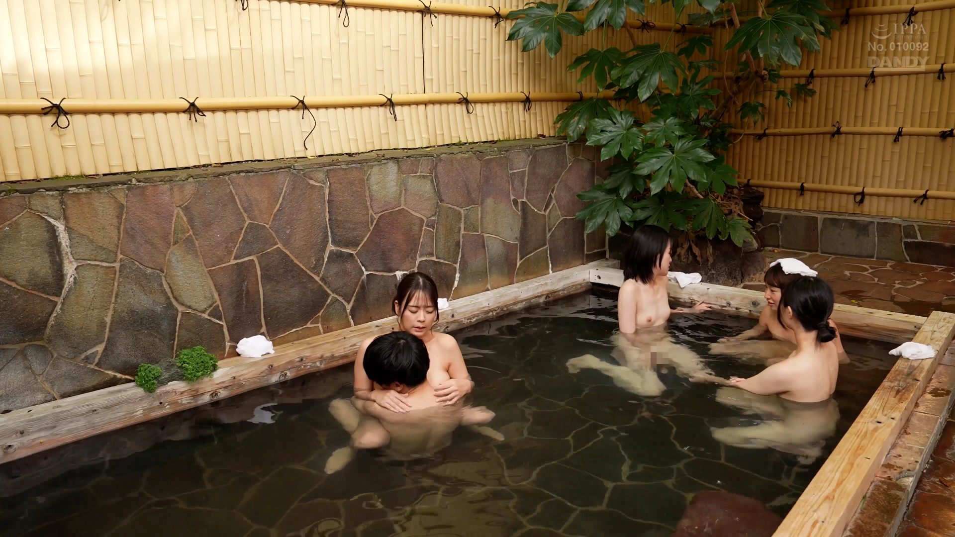 「おちんちん大きくさせてごめんね」小さいから大丈夫だろうと女湯に一緒に入った甥っ子がおっぱいだらけの状況にフル勃起！慌てた叔母さんがこっそり抜いてくれましたVOL.4｜エロ動画・アダルトビデオ｜FANZA動画 028