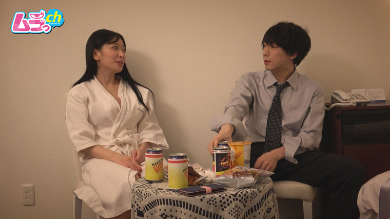 ホテル部屋REC 出張先のホテルで軽く打ち上げと称し女の部屋にやってきた、意識してなかった地味同僚男の巨大すぎるメガチ○ポで人生もマ○コもイキ狂わされる女 001