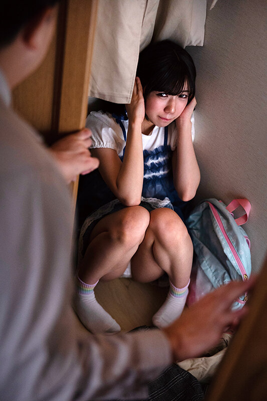 【準新作】 強●回避かくれんぼ お父さんとお義母さんが居ない間に、知らないおじさん達がやってきました。怖かったので、逃げました。押し入れにも隠れました。でも、捕まってしまいました…。 日向由奈 001