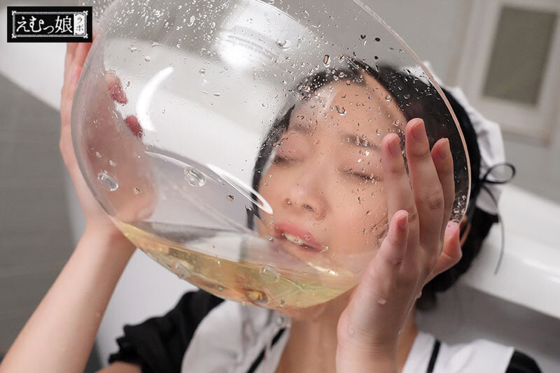 ガチおしっこ24人 合計12452ml 笑顔でごくごくご褒美喉奥飲尿娘 二葉エマ 004