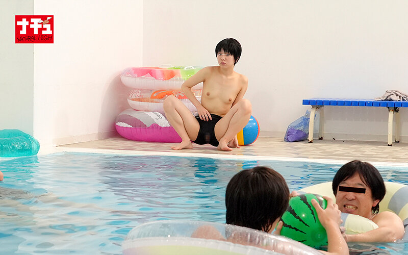 【50%OFFキャンペーン第7弾】 つるぺた女子の男水着チャレンジ 県民プールでデカチンおじに女子だとバレて中出しされて…マジ最悪だったよぉぉ~! 016
