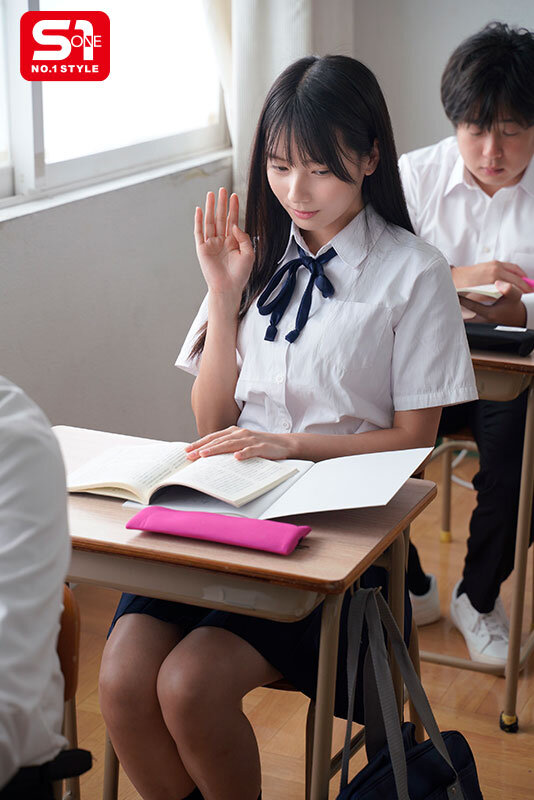 無口で大人しい女生徒なら体中を舐め回しても誰にも言わないんじゃないか？地味な図書委員は担任に舐め犯●れても抵抗できずイキまくる。 榊原萌 003