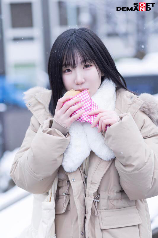 未だ恋も知らない処女 湯浅紬(20) クラスで唯一物怖じせずに話せる、化粧っ気のない二次元エロ好き女オタク。そんなあの娘が東京でAVデビュー 014