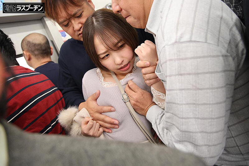 満員電車で吊り革にぶら下げられ両乳首同時開発のすえ無念の発情してしまった巨乳美女5 宍戸里帆 015