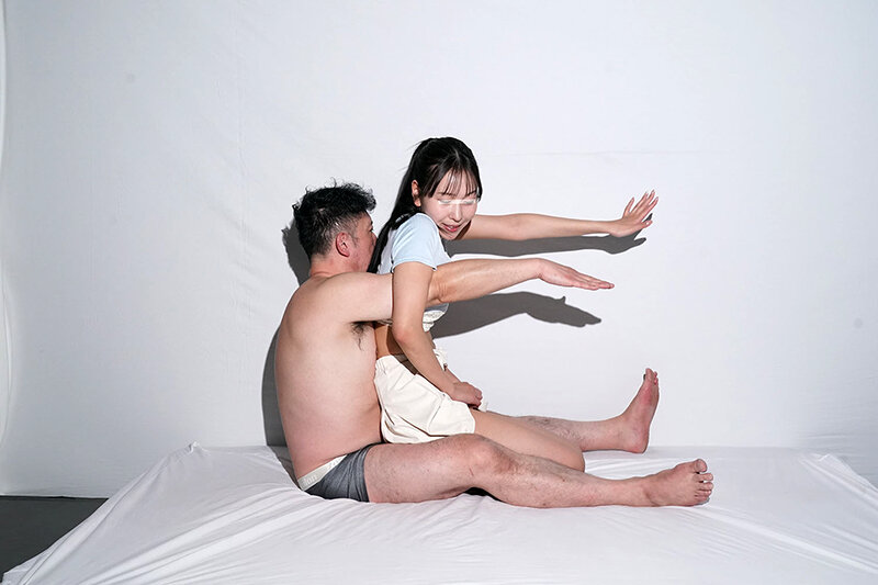 一般男女モニタリングAV ラブラブカップル限定 影絵に挑戦!ドキドキ寝取られシルエットクイズ!5 布越しに彼氏に見られているのに女子大生がデカチンSEXで生中出し! 005